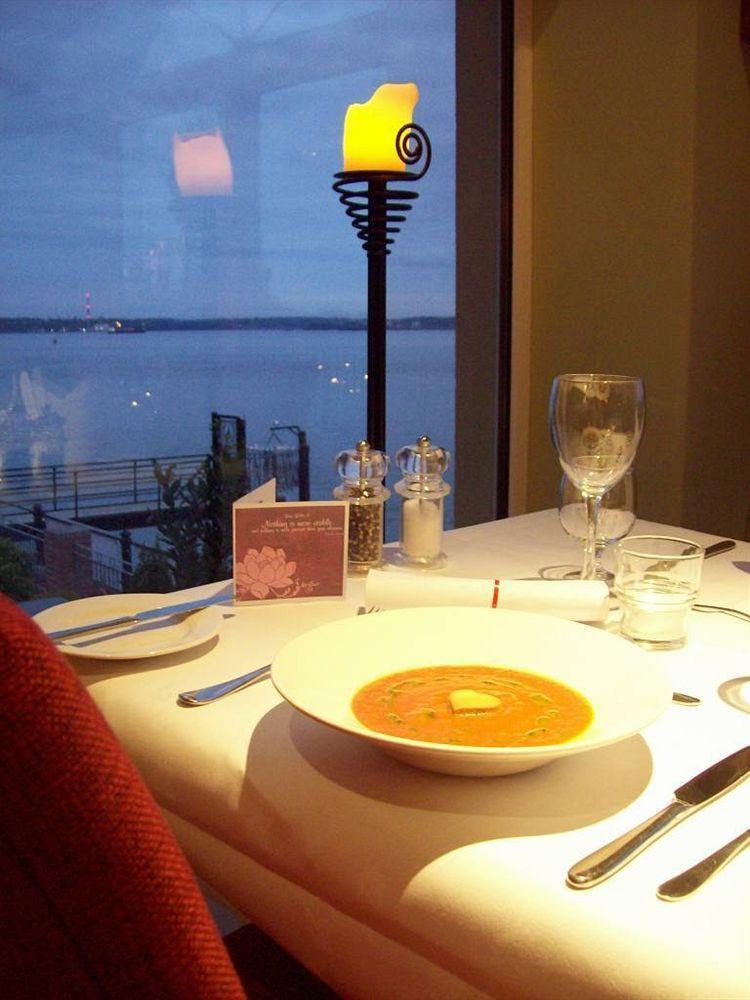 Watersedge Hotel كوب المظهر الخارجي الصورة